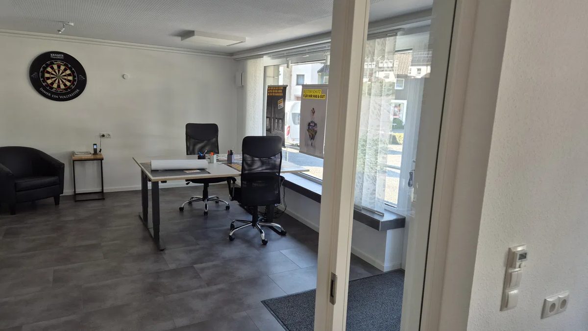 Beratungsplatz im Büro von KRAMER FinanzMarkt mit Blick auf die Straße