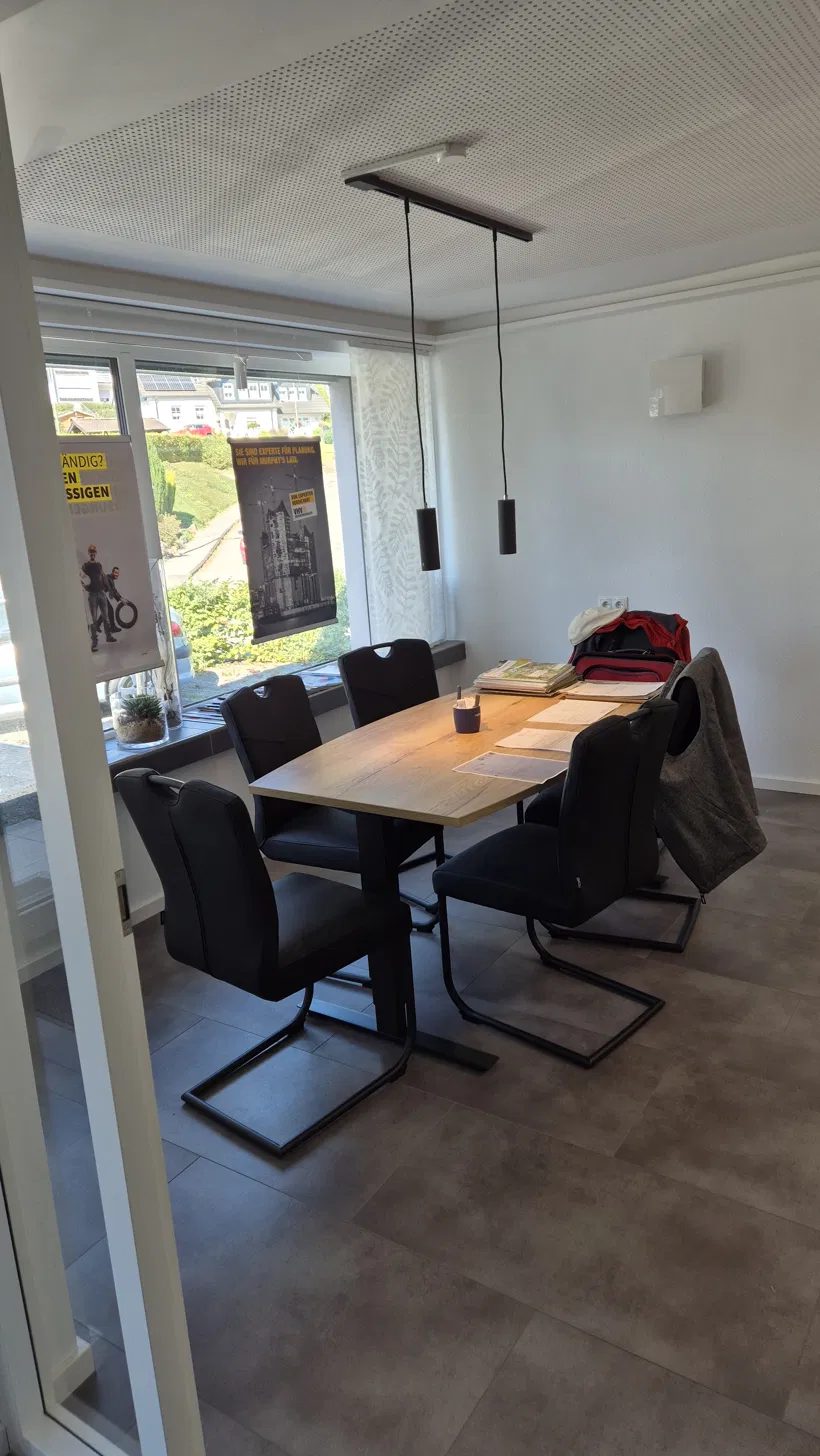 Besprechungstisch im Büro von KRAMER FinanzMarkt am Fenster
