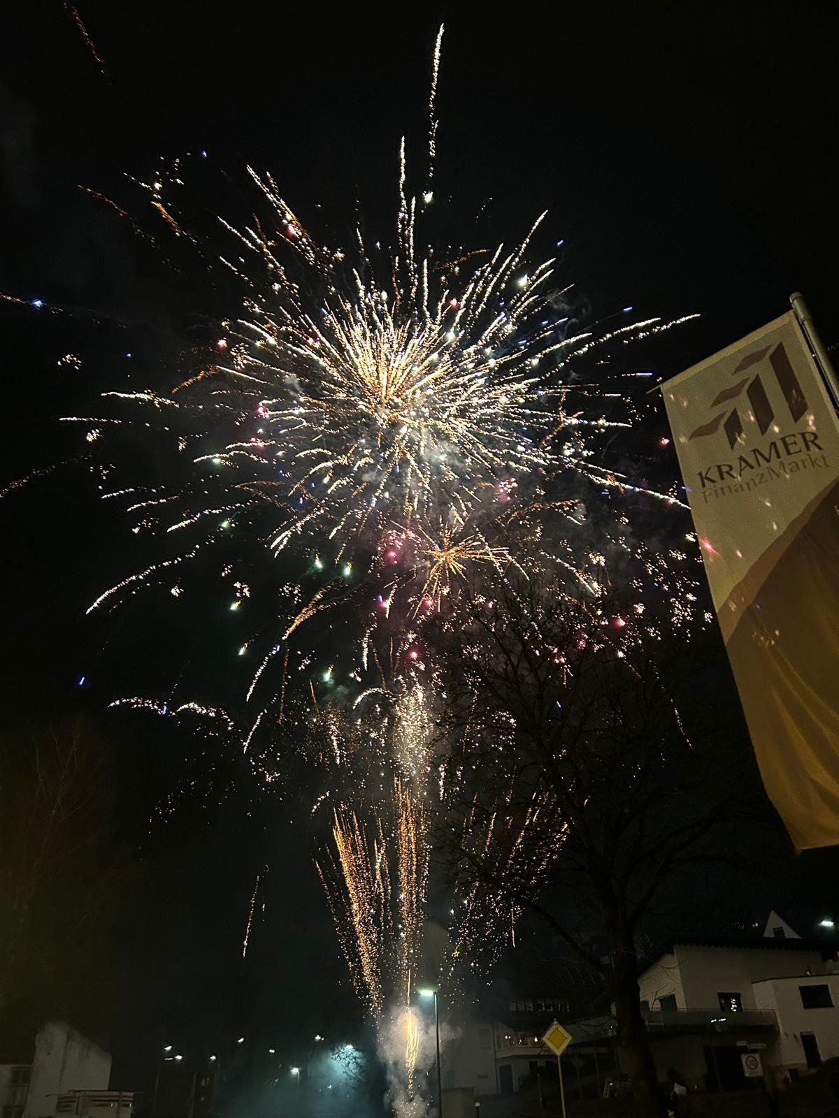 Silvesterfeuerwerk über Würdinghausen, rechts im Bild die Fahne von KRAMER FinanzMarkt