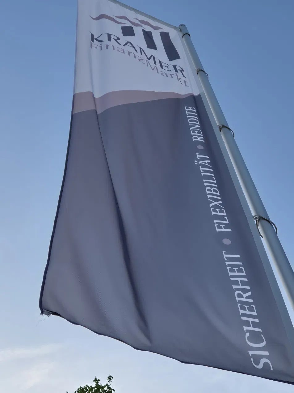 KRAMER-FinanzMarkt-Fahne mit den Worten Sicherheit, Flexibilität, Rendite
