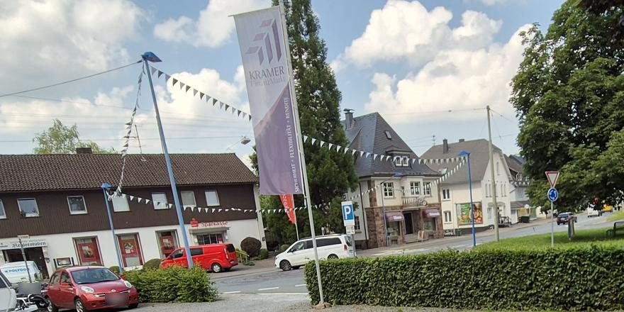 Blick vom Büro auf den Kreisel in Würdinghausen mit der KRAMER-FinanzMarkt-Fahne