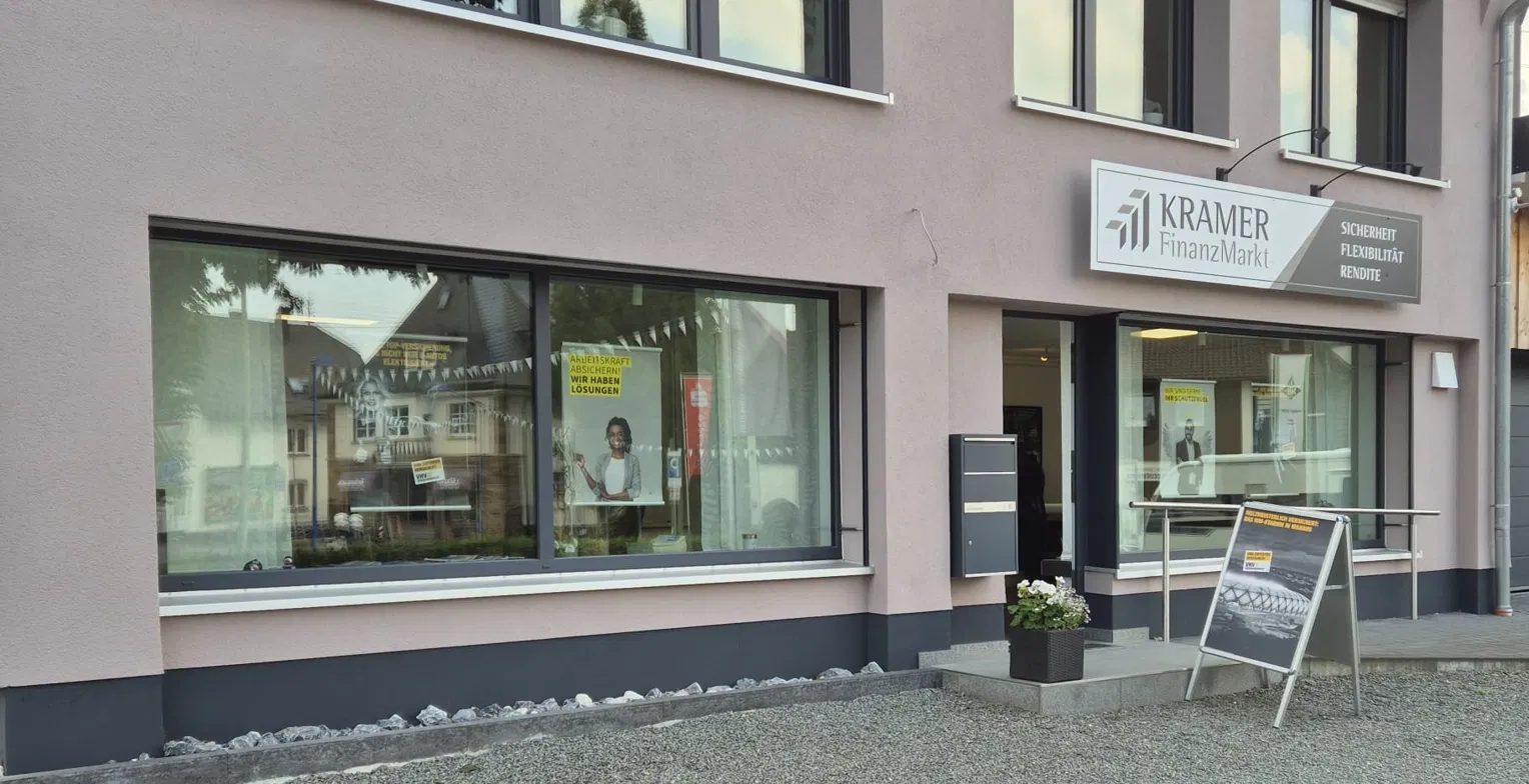 Das Ladenlokal von KRAMER FinanzMarkt im Gründchen 6 bei Tag