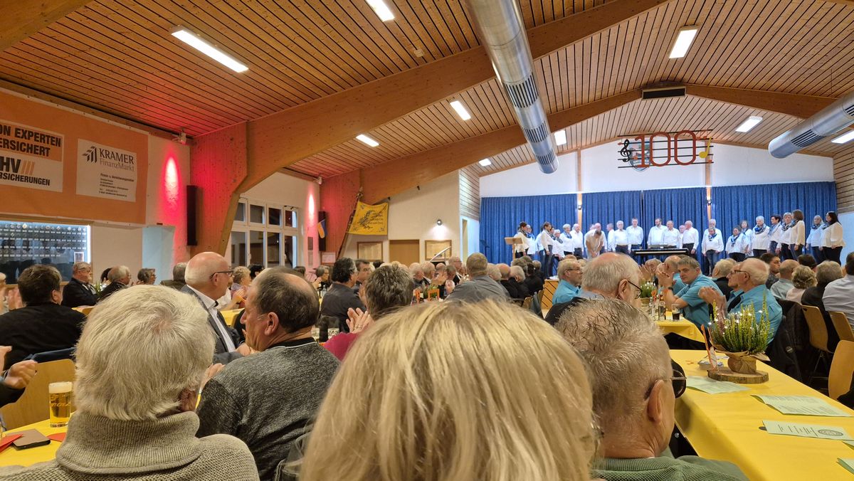 Jubiläumskonzert zum 100-jährigen Bestehen der Chorgemeinschaft Via Nova Würdinghausen, links das Banner von KRAMER FinanzMarkt