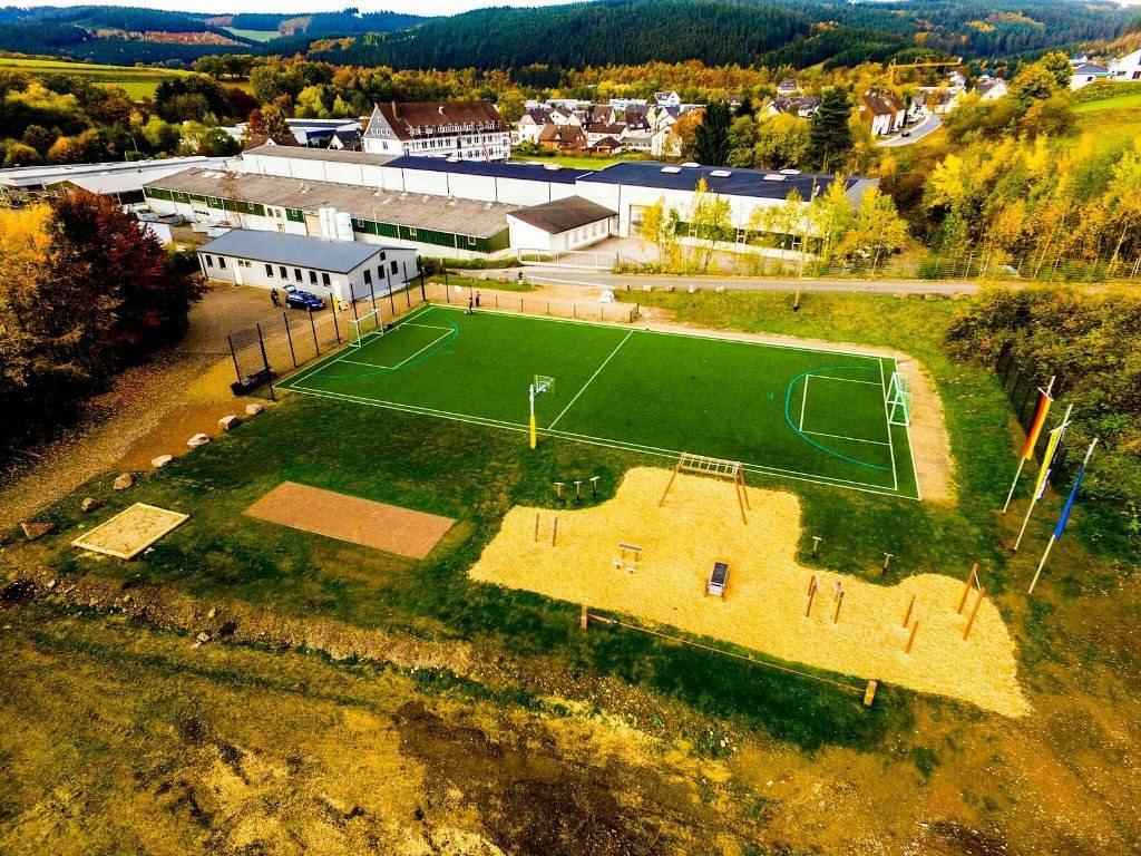 Luftbild des Sportplatzes und Clubheims des SV Würdinghausen im Herbst
